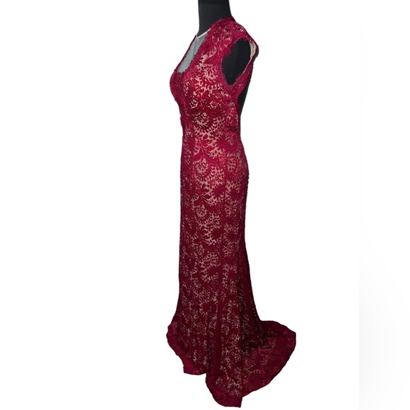 True Red in color Stretch Lace Jovani Gown with modesty panel - size 6/8 - Picture 3 of 5